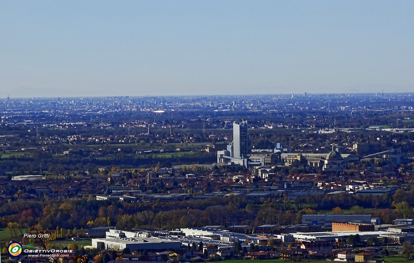 37 Ampia vista verso Calusco d'Adda e fin verso Milano.JPG -                                